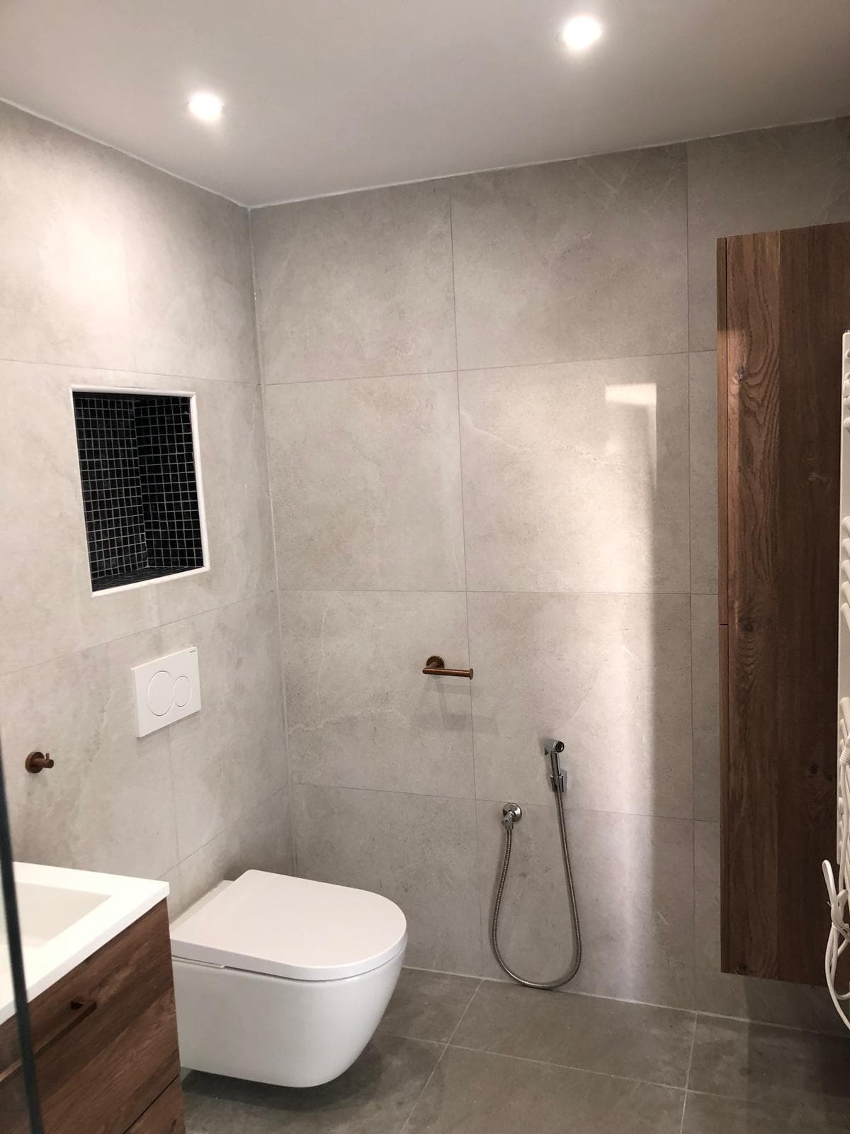 Eindresultaat: afgewerkte badkamer met zwevend toilet