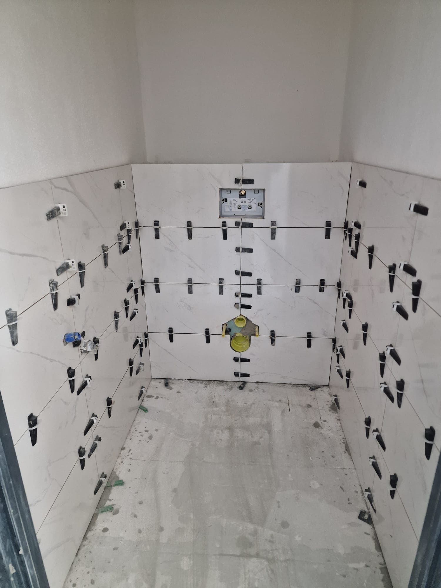 Tegelwerk in uitvoering — vakmanschap tijdens een badkamerrenovatie door Westpro