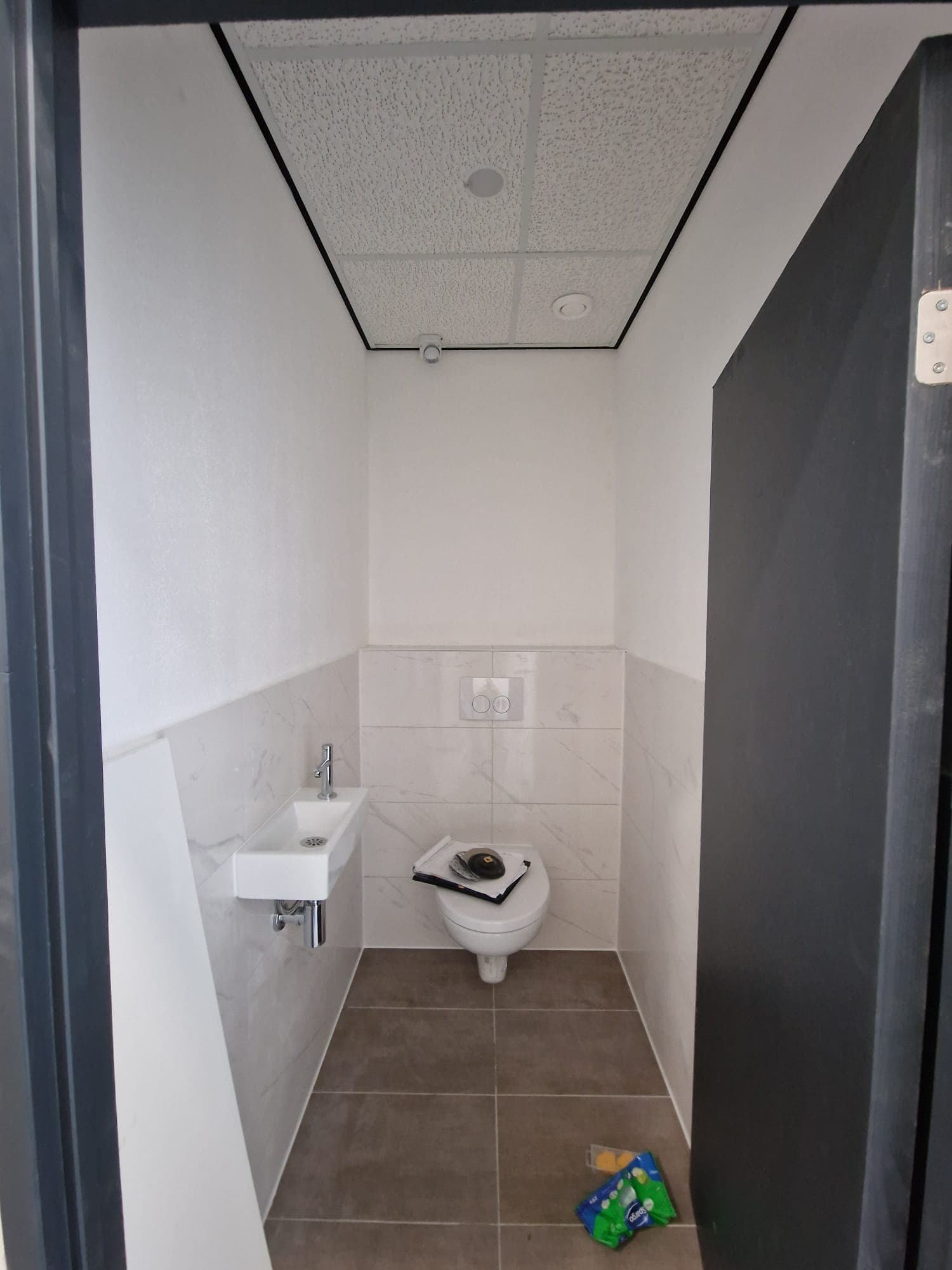 Toiletruimte tijdens renovatie met halve betegeling