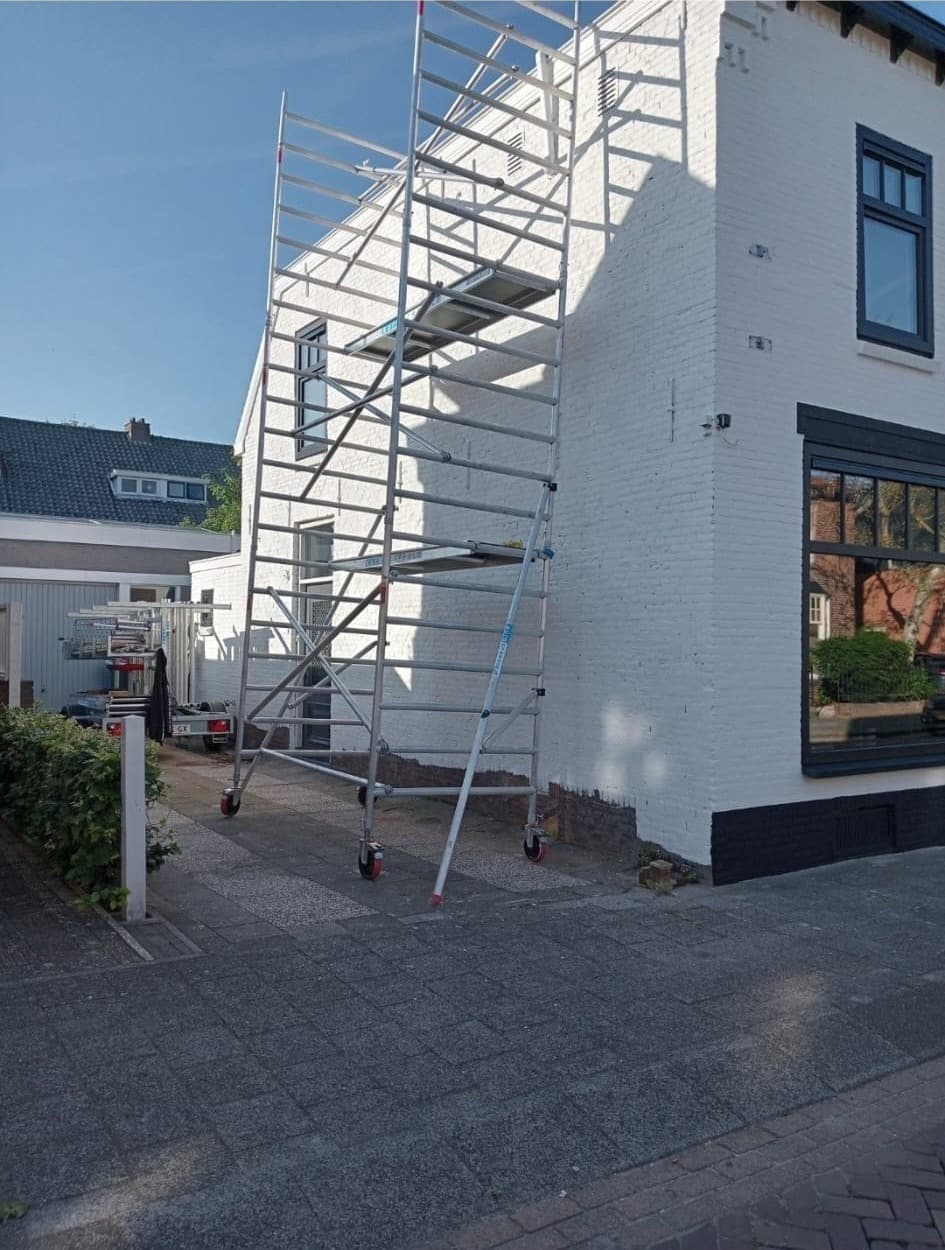 Buitenschilderwerk met steiger