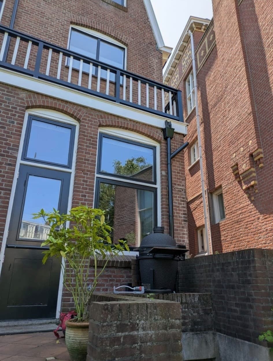 Het Westpro team tijdens buitenschilderwerk