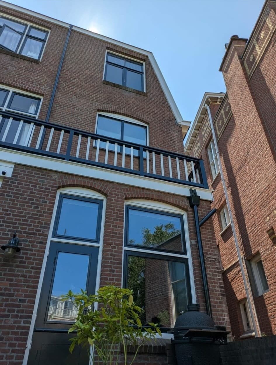 Buitenschilderwerk aan appartementencomplex voor VvE